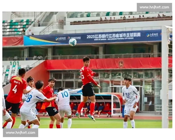 苏超赛场惊现 “钢铁战队”:机器人裁判与球形战警重塑赛事生态 苏超赛场惊现 “钢铁战队”:机器人裁判与球形战警重塑赛事生态