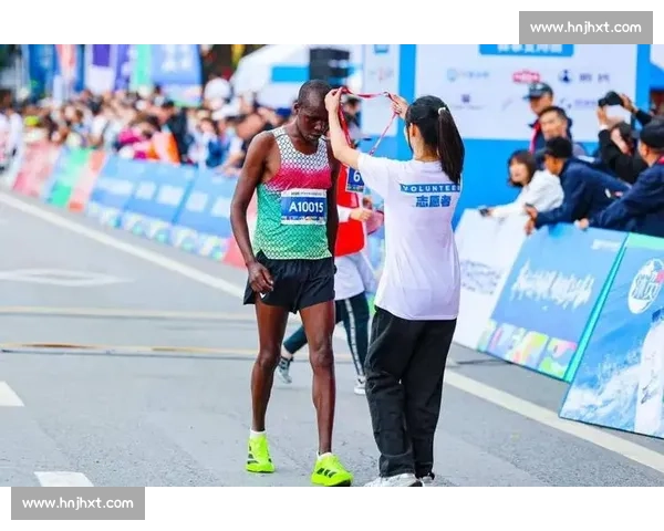 2025 石嘴山环星海湖半马鸣枪 1.6 万跑者逐梦山湖间 2025 石嘴山环星海湖半马鸣枪 1.6 万跑者逐梦山湖间