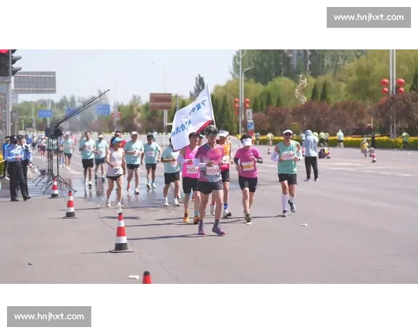 2025 石嘴山环星海湖半马鸣枪 1.6 万跑者逐梦山湖间